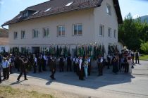 Zbor praporščakov pred zdravstvenim domom title=