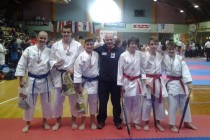 Prva in druga ekipa v katah člani ekipno s predsednikom Karate Kluba Lovrenc Davidim Kranjcem title=