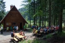 Malica in druženje pri koči ob Jezercu title=