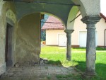 Glavni portal s triločno odprto vežo na dveh toskanskih stebrih title=