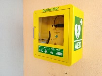 AED na mestu nekdanje telefonske govorilnice pri gasilskem domu title=