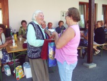 Predsednica DU Olga Črešnar čestita za rojstni dan ge. Hildi Jakob na društvenem pikniku l. 2013 title=