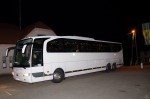 Poln avtobus dobro razpoloženih in zimsko napravljenih gostov title=