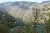Pogled navzdol proti domačiji Štibler, Dravi in Kozjaku na drugi strani title=