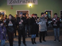Skupni nastop dveh godb, Godbe na pihala prostovoljnega gasilskega društva Lovrenc na Pohorju in Hrvatske limene gradske glasbe Vis, januarja 2014 pred Jelenčkom title=
