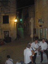 Poletni večer 2011 pred pizzerijo Dionis na Visu – 