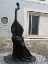 Forma viva v Coimbri na Portugalskem (prikazuje pevko fada in glasbilo, ki vokal pevke instrumentalno spremlja – kitara title=