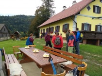 Koglerjevi so nas prijazno pogostili z buhtlji in jabolčnikom title=