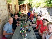 Ohladitev in gašenje žeje v sencu koče na Ljubelju title=