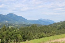 Pot smo začeli v Gradišču blizu Slovenj Gradca. Ves čas nas je spremljal pogled na Uršljo goro in Peco. title=