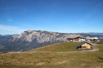 Zgornja postaja sedežnice na okoli 1500 m title=