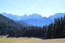Na južni strani pa znani vrhovi v Julijcih: Škrlatica, Triglav, Razor, Prisojnik title=