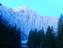 Zgodaj zjutraj nas zbudi kristalno nebo in pogled na Triglav title=