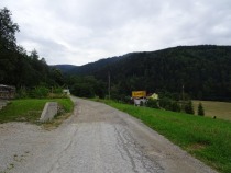 Po makedamski cesti proti partizanski ridi title=