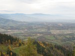 Pogled z razglednega stolpa cerkve tudi na avstrijski Eibiswald (Ivnik) title=