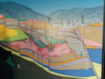 Geološki prikaz rudnika, kjer so v 500 letih izkopali 140.000 ton živega srebra in za sabo pustili bogato kulturno in tehnološko dediščino title=
