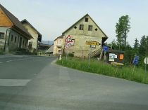Kurja vas leta 2009. Na mestu, kjer je odcep za Lehen, je nekoč stala kapelica. title=