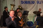 Da sta dve uri in pol programa minili hitro, je z interpretacijami in dobrimi poskusi slovenščine poskrbel uveljavljeni voditelj Siniša Brajčić title=