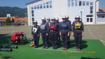 Ženska tekmovalna enota PGD Lovrenc na Pohorju v zboru in pripravljena za izvedbo vaje title=