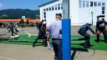 Moška tekmovalna ekipa med izvedbo vaje title=