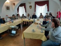 V Lovrencu smo se najprej ustavili na občini, kjer sta nas sprejela župan in direktorica title=