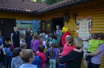 V čebelarskem domu nas sprejme babica in ponudi kolačke title=
