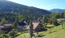 Naselje ob Čebelarskem domu, kjer je stala parna žaga. Foto: Mateja Bečan, septembra 2021 title=