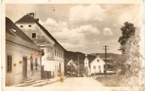 Na razglednici Lovrenca iz leta 1962 je viden del Gornjega trga, po katerem je leta 1909 potekal transport (hrani avtor) title=