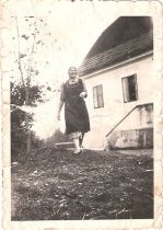 Fotografija dela gospodarskega poslopja pri Beleju leta 1938; v kleti je bila lokomobila za pogon žage in hišne elektrarne (hrani avtor) title=