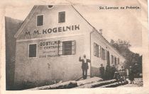 Gostilna pri centrali (v pritličju), žaga na parni pogon in električna centrala (v kleti) Mihaela in Marije Kogelnik. Razglednico je izdelalo U. T. Z. (Umetniško založništvo) »Ažbé« v Mariboru okoli leta 1930. title=