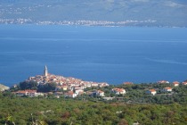 Pogled proti Vrbniku in celini title=