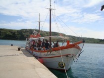 Tretji dan smo z Andromedo po razburkanem morju odpluli na Susak title=