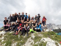 Na Viševniku, zadaj desno Triglav title=