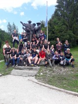 V Bohinju pri kipu prvopristopnikov na Triglav title=