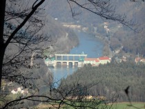 Pogled proti falski elektrarni title=