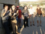 Moški del ekipe potnikov v Maroku, fotografirano v Volubilisu title=