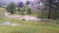 Potoček s polja pod šolo je do Kurje vasi zrasel v potok, foto Tamara Jaunig title=