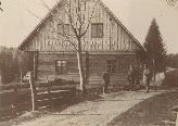 Skupina lovcev po lovu na divjega petelina pred gozdarsko in lovsko kočo 28. 4. 1898
(hrani Pokrajinski arhiv Maribor, PAM/1851, Gospoščina Fala, AŠ 214/3) title=