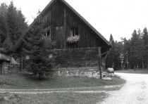Koča na Klopnem vrhu leta 1985 (lastnik fotografije je Maks Bedenik) title=