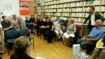 Na desni stoji Mathias Rambaud, kulturni ataše na Francoskem inštitutu title=