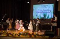 Šolska folklorna skupina s hudomušnim nastopom title=