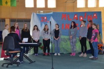 Šolski zbor je zapel slovensko in himno PZS title=