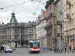 Staro mestno središče z občudovanim tramvajem title=