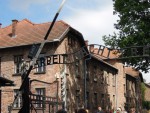 Vhod v taborišče Auschwitz title=