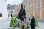 Kip bl. Janeza Pavla v Wadowicah, v ozadju je papeževa rojstna hiša title=