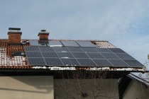 Primer namestitve sončnih kolektorjev za sanitarno toplo vodo (zgoraj) in 6 kWA mikro sončne elektrarne (spodaj) title=