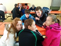 Breda, Matic, Sergeja, Tadej in Denis pri reševanju teoretičnih nalog title=
