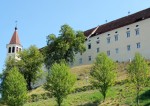 Zgrajen je bil le stolp na severni strani title=