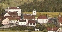 Pošta je bila v stavbi s štirikapno streho, ki stoji med nekdanjo občino in Kodrom, za njo je cerkev sv, Križa, desno pa lesen stolp tedanjega gasilskega doma (razgl. iz l. 1911) title=