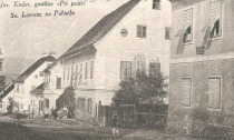 Spredaj desno je del stavbe s pošto, za njo gostilna »Pri pošti« Josipa Kodra (razgl. iz l. 1924) title=